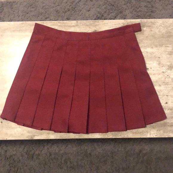 Maroon pleated skirt with under shorts - Picture 1 of 3